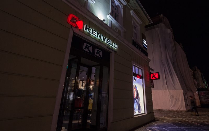 firma-care-vinde-in-romania-hainele-kenvelo,-lee-cooper-si-timeout-intra-in-procedura-de-insolventa,-pentru-a-se-reorganiza 