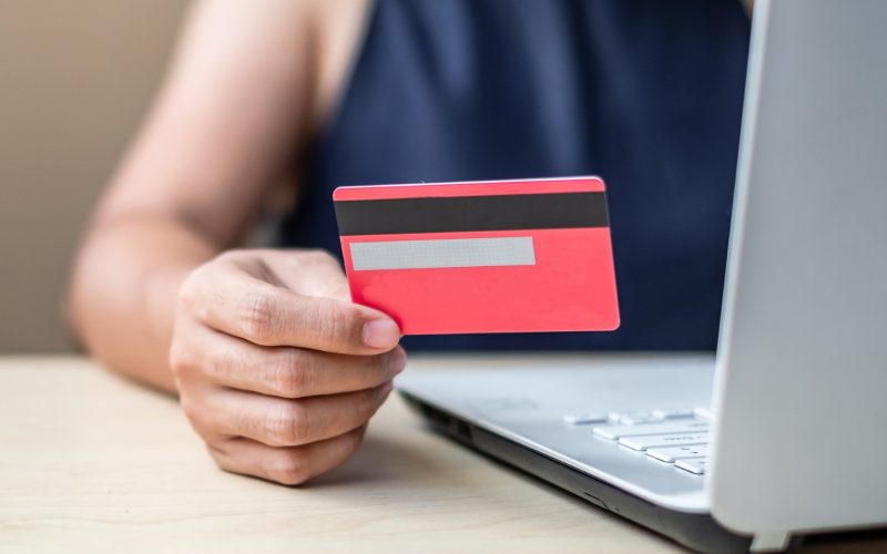 peste-25%-dintre-romani-au-redus-semnificativ-cheltuielile-online,-odata-cu-cresterea-preturilor-(studiu)