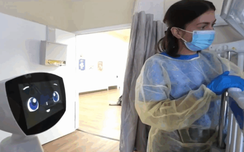 un-robot-programat-sa-se-comporte-ca-o-fetita-de-7-ani-lupta-impotriva-fricii-in-spitale