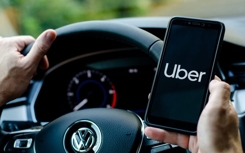 nou-serviciu-lansat-de-uber-in-romania:-soferii-vor-livra-colete