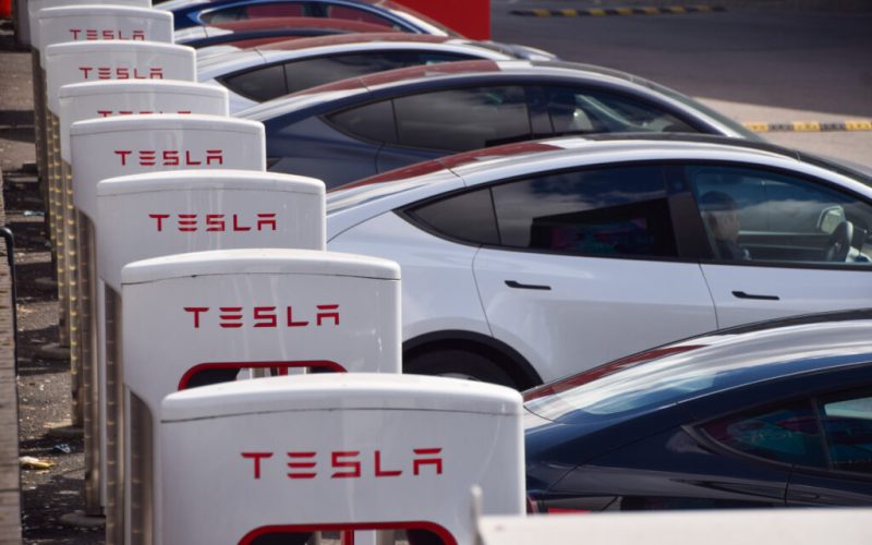 ancheta-la-tesla-dupa-ce-masinile-„autonome”-au-trecut-pe-rosu-si-au-circulat-pe-contrasens