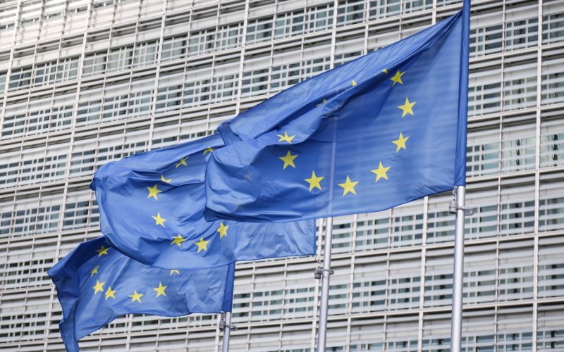 ue-investigheaza-doua-platforme-si-doua-magazine-de-aplicatii-cu-privire-la-respectarea-reglementarilor-digitale-menite-sa-protejeze-minorii
