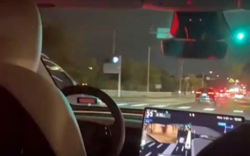 uber-a-lansat-primele-robotaxiuri-complet-autonome-la-abu-dhabi