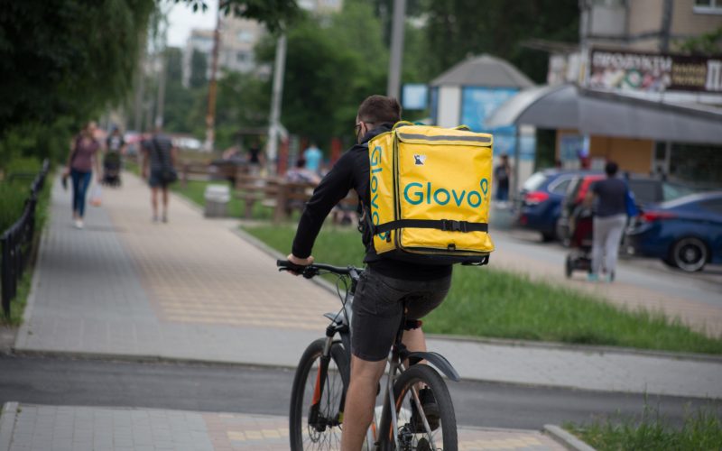 cea-mai-mare-comanda-din-2025-pe-glovo:-aproape-6.500-eur-pentru-produse-de-la-un-supermarket-din-constanta